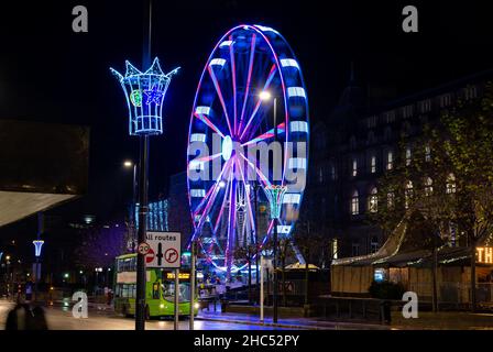 Una serata invernale umida e fredda a Leeds, West Yorkshire Foto Stock