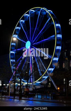 Una serata invernale umida e fredda a Leeds, West Yorkshire Foto Stock