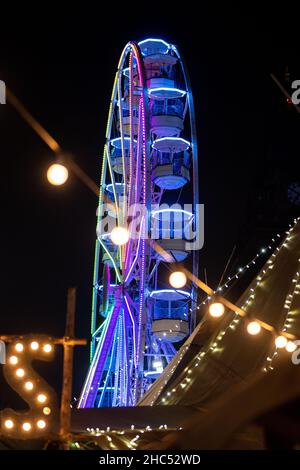 Una serata invernale umida e fredda a Leeds, West Yorkshire Foto Stock