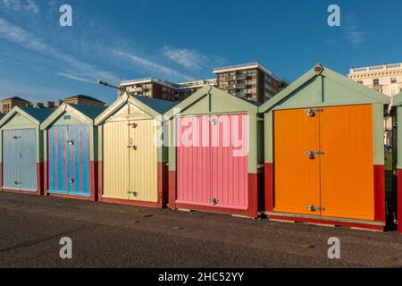 Capanne multicolore sulla spiaggia di Brighton, Brighton, East Sussex, Regno Unito. Foto Stock