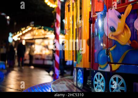 Una serata invernale umida e fredda a Leeds, West Yorkshire Foto Stock