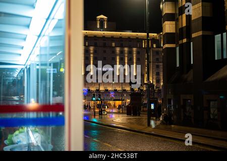 Una serata invernale umida e fredda a Leeds, West Yorkshire Foto Stock