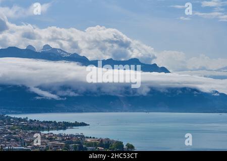 Vista sul lago di Ginevra in una giornata nuvolosa Foto Stock