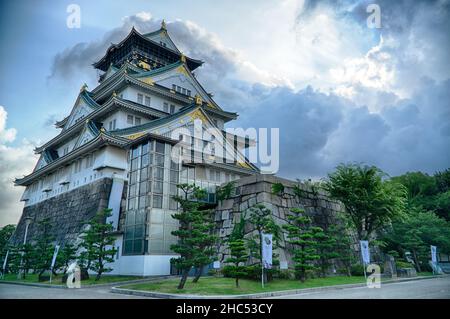 Osaka, Giappone - 13 luglio 2017: Castello di Osaka al mattino con cielo blu e senza gente Foto Stock