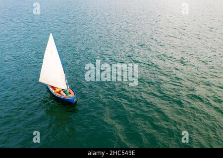 Gita in barca a vela tipica sul Lago di Como (IT) Foto Stock