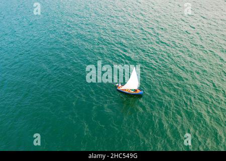 Gita in barca a vela tipica sul Lago di Como (IT) Foto Stock