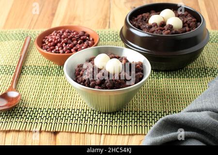 Patjuk, tradizionale porridge coreano di fagioli rossi Foto Stock