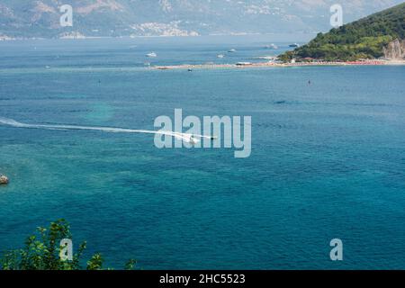 Spiaggia delle Hawaii, vista sul mare a St. Nicholas Island in Adriatico vicino alla città Budva, Montenegro, Europa Foto Stock