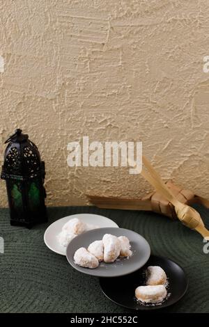 KUE Putri Salju o biscotti bianchi della neve. Biscotti islamici biscotto per la tradizione di Eid Mubarak, fuoco selezionato Foto Stock