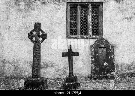 Lapidi all'interno del cimitero della chiesa di San Giovanni, Ulpha, Cumbria Foto Stock