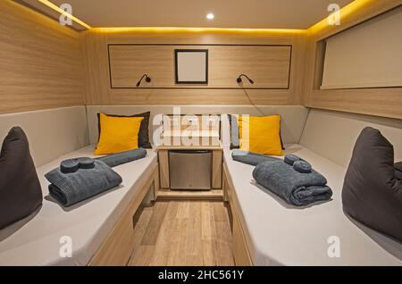 Interno della cabina matrimoniale sul lussuoso yacht a vela con 2 letti singoli Foto Stock