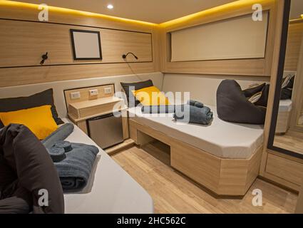 Interno della cabina matrimoniale sul lussuoso yacht a vela con 2 letti singoli Foto Stock