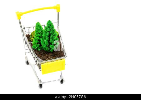 Piccolo carrello a spinta con suolo e alberi giocattolo isolato su bianco, spazio copia. Foto Stock