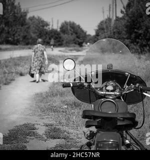 18th del 2020 luglio, Russia, Altay, vintage motobike con specchio posteriore bianco e nero Foto Stock