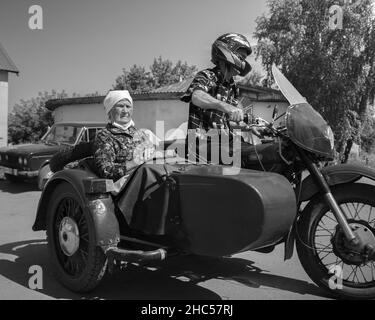 18th del 2020 luglio, Russia, Altay, vecchia donna in moto sidecar bianco e nero Foto Stock