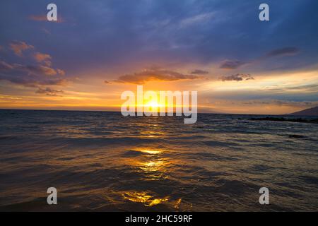 Ipnotico scatto di un condimento sotto il tramonto Foto Stock