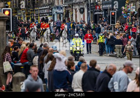 Royal Scots Dragoon Guards 50th anniversario parata con soldati su cavalli bianchi, Royal Mile, Edimburgo, Scozia, Regno Unito Foto Stock
