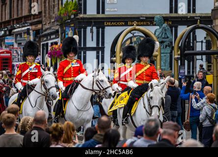 Royal Scots Dragoon Guards 50th anniversario parata con soldati su cavalli bianchi, Royal Mile, Edimburgo, Scozia, Regno Unito Foto Stock