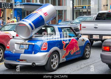 Red Bull auto pubblicitaria con una replica enorme del Red bull drink può. Red Bull è una bevanda energetica venduta dalla società austriaca Red Bull GmbH ed è l'hi Foto Stock