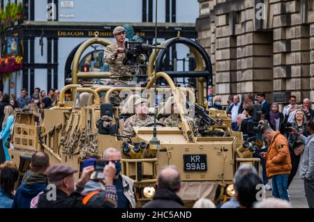Royal Scots Dragoon Guards 50th anniversario parata con mitragliatrici montate su veicoli leggeri, Royal Mile, Edimburgo, Scozia, Regno Unito Foto Stock