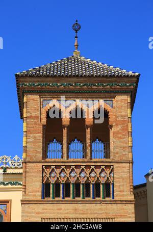 L'esterno ornato della storica Plaza de Espana - Piazza Spagnola, con piastrelle in ceramica e dettagli in stile moresco. Siviglia, Andalusia, Spagna. Foto Stock