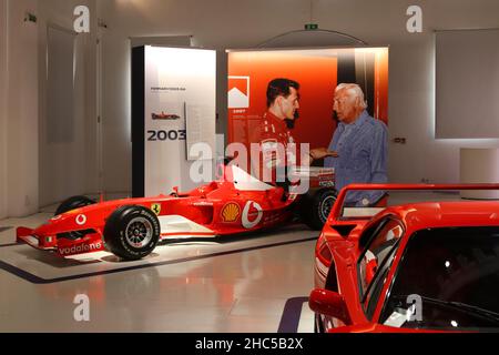 Modena, Italia, 2021 dicembre, MEF Ferrari Museum casa natale di Enzo Ferrari, Ferrari F2002 F1 di Michael Schumacher, anno 2003, pannello con immagini di G Foto Stock