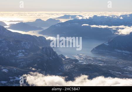 Vista aerea di una piccola città, Squamish, in Howe Sound durante la stagione invernale Foto Stock