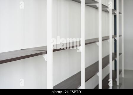 Corridoio supermercato con ripiani vuoti, supermercato con ripiani vuoti per merci. Foto Stock