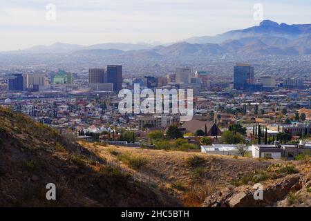 EL PASO, TX -15 DEC 2021- Vista panoramica dello skyline del centro di El Paso in Texas, Stati Uniti. Foto Stock