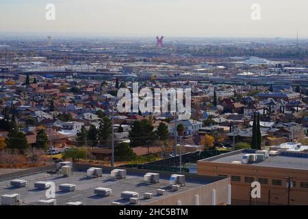 EL PASO, TX -15 DEC 2021- Vista panoramica dello skyline del centro di El Paso in Texas, Stati Uniti. Foto Stock