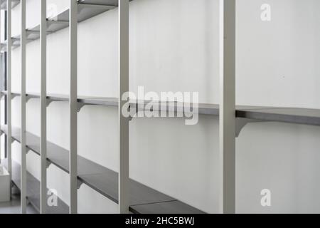 Corridoio supermercato con ripiani vuoti, supermercato con ripiani vuoti per merci. Foto Stock