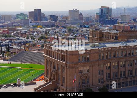 EL PASO, TX -15 DEC 2021- Vista panoramica dello skyline del centro di El Paso in Texas, Stati Uniti. Foto Stock