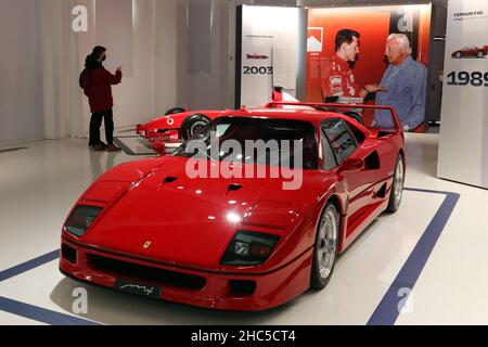 Modena, Italia, dicembre 2021, MEF Ferrari Museum casa di nascita di Enzo Ferrari, Ferrari F40, anno 1987, dettagli della super auto Foto Stock