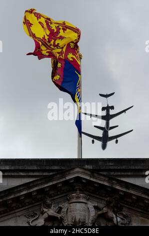 Il Queen's Birthday Flypassato sopra il Mall dopo il Trooping the Color Event 2013, sopra il Royal Standard. Aerei a getto Lockheed TriStar e Vickers VC10 Foto Stock