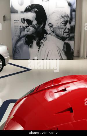 Modena, Italia, dicembre 2021, MEF Ferrari Museum casa di nascita di Enzo Ferrari, Ferrari F40, anno 1987, dettagli della super auto Foto Stock