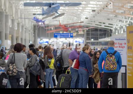 Fort Lauderdale, Florida, Stati Uniti. 24th dic. 2021. Aeroporto Internazionale di Fort Lauderdale, traffico di persone per le vacanze di Natale che viaggiano durante un aumento nei casi di variante COVID-19 omicron. Credit: Yaroslav Sabitov/YES Market Media/Alamy Live News Foto Stock