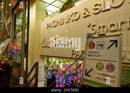 Tokyo, Giappone, aprile 2018. Sala giochi nella città di Tokyo, zona della stazione di Ueno Giappone. Gli uomini giapponesi adulti trascorrono molto tempo con le slot machines . Foto Stock