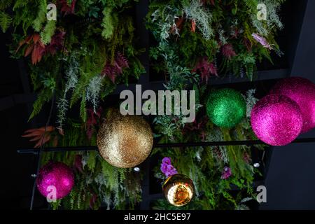 Decorazioni fantasia su un albero di Natale verde: Palle, caramelle, coni di pino. Primo piano foto di abete decorato. Foto Stock