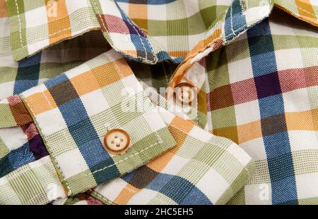 Camicia da uomo. Manica bottonata di una camicia a quadri. Capo di abbigliamento Foto Stock