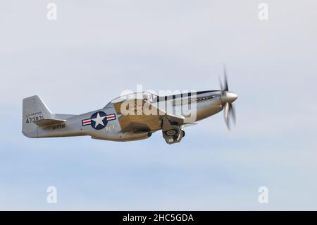 Nord America TF-51D Mustang, Nord America P-51 Mustang D-FTSI, 473871 seconda guerra mondiale aereo da caccia decollo a Duxford, Regno Unito. Foto Stock