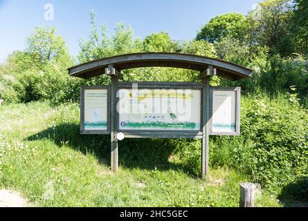 DILBEEK, Regione Brabante Fiamminga, Belgio - 05 08 2018: Cartello del parco naturale De Wolfsputten rtegional, circondato da alberi e piante Foto Stock