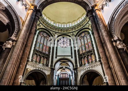 Schaerbeek, Bruxelles/Belgio - 08 14 2018: Archi e pareti decorate della chiesa di Santa Maria reale Foto Stock