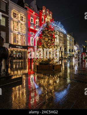 Christmas Tree e Cartier Store su New Bond Street, nella pioggia di Londra. Foto Stock
