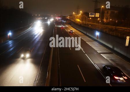 Duesseldorf, Germania. 24th Dic 2021. Traffico di viaggio la vigilia di Natale. Veicoli che guidano in autostrada - A46 vicino a Düsseldorf. Credit: David Young/dpa/Alamy Live News Foto Stock