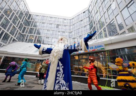 Mosca, Russia. 24th Dic 2021. Gli attori si esibiscono in un ospedale pediatrico a Mosca, in Russia, il 24 dicembre 2021, mentre salutano i bambini per il prossimo anno nuovo. Credit: Alexander Zemlianichenko Jr/Xinhua/Alamy Live News Foto Stock