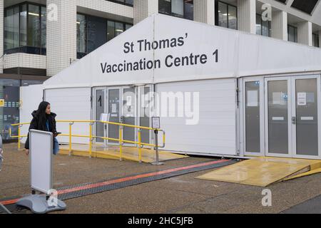 Londra UK 24 dicembre 2021. Alcuni centri di vaccinazione covid-19 dell'ospedale NHS sono chiusi la vigilia di Natale agli ospedali Guy's & St Thomas' e London Bridge. Per i jab Jingle, la gente deve controllare altri servizi NHS locali questo fine settimana. Credit: Xiu Bao/Alamy Live News Foto Stock