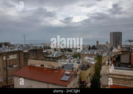 Il centro di Haifa è un quartiere vivace e una delle destinazioni più frequentate di Haifa. Centro , Haifa, 12-17-2021 Foto Stock