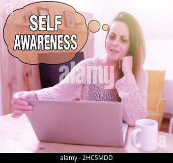 Autoconsapevolezza della didascalia concettuale. Parola per coscienza di una persona verso una situazione o eventi navigare e chattare nei social media Foto Stock