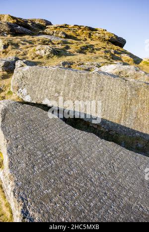 Regno Unito, Inghilterra, Devonshire, Dartmoor, Buckland Beacon. Il comandamento le pietre sono scolpite in granito con testo cristiano - i dieci comandamenti. Foto Stock