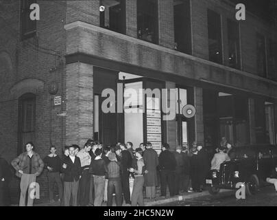 La folla si è riunita intorno all'ufficio del giornale 'Norwich Express' per ascoltare i ritorni elettorali, Norwich, Connecticut, Stati Uniti, Jack Delano, U.S. Farm Security Administration, U.S. Office of War Information Photograph Collection, novembre 1940 Foto Stock